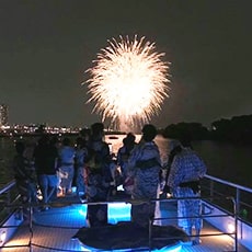 屋形船屋上スカイデッキから見る花火