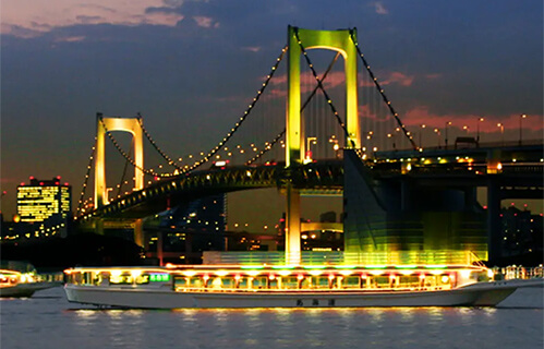 屋形船と東京湾の夜景