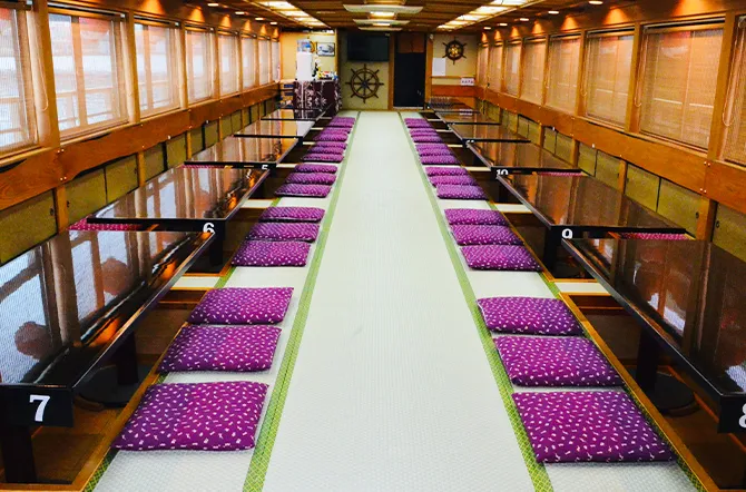 屋形船のお座敷船の船内