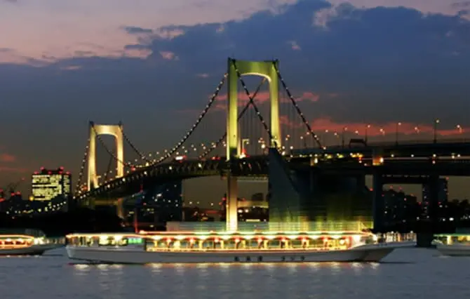 屋形船とお台場レインボーブリッジの夜景