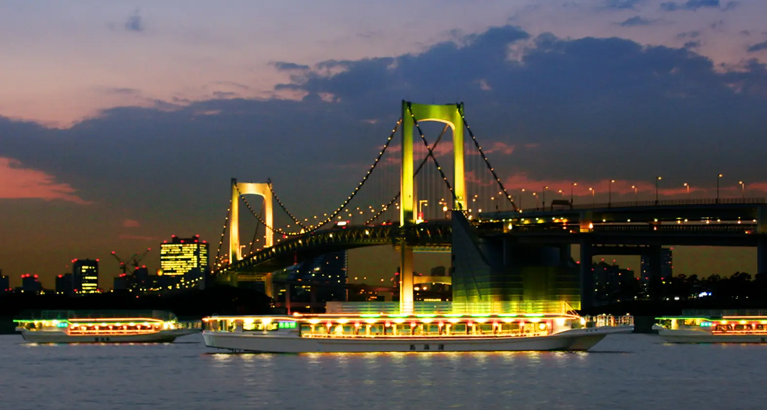 Night view of Yakatabune and Odaiba Rainbow Bridge