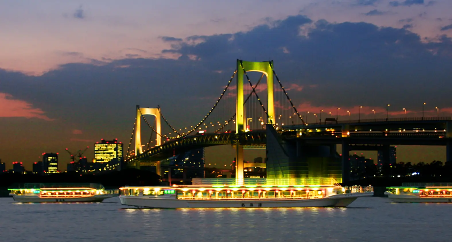 屋形船とお台場レインボーブリッジの夜景