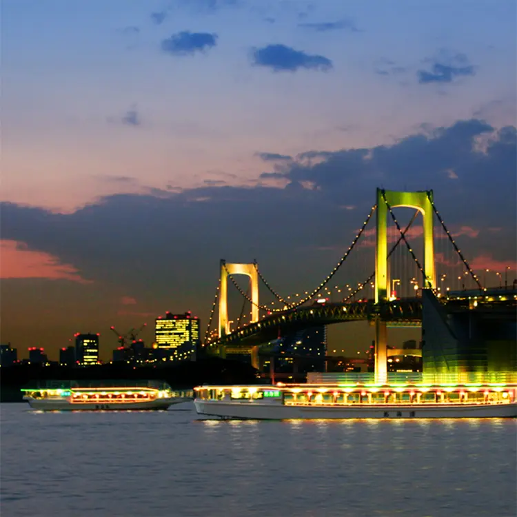 屋形船とお台場レインボーブリッジの夜景