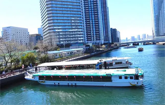 晴海乗船場に停まっている屋形船