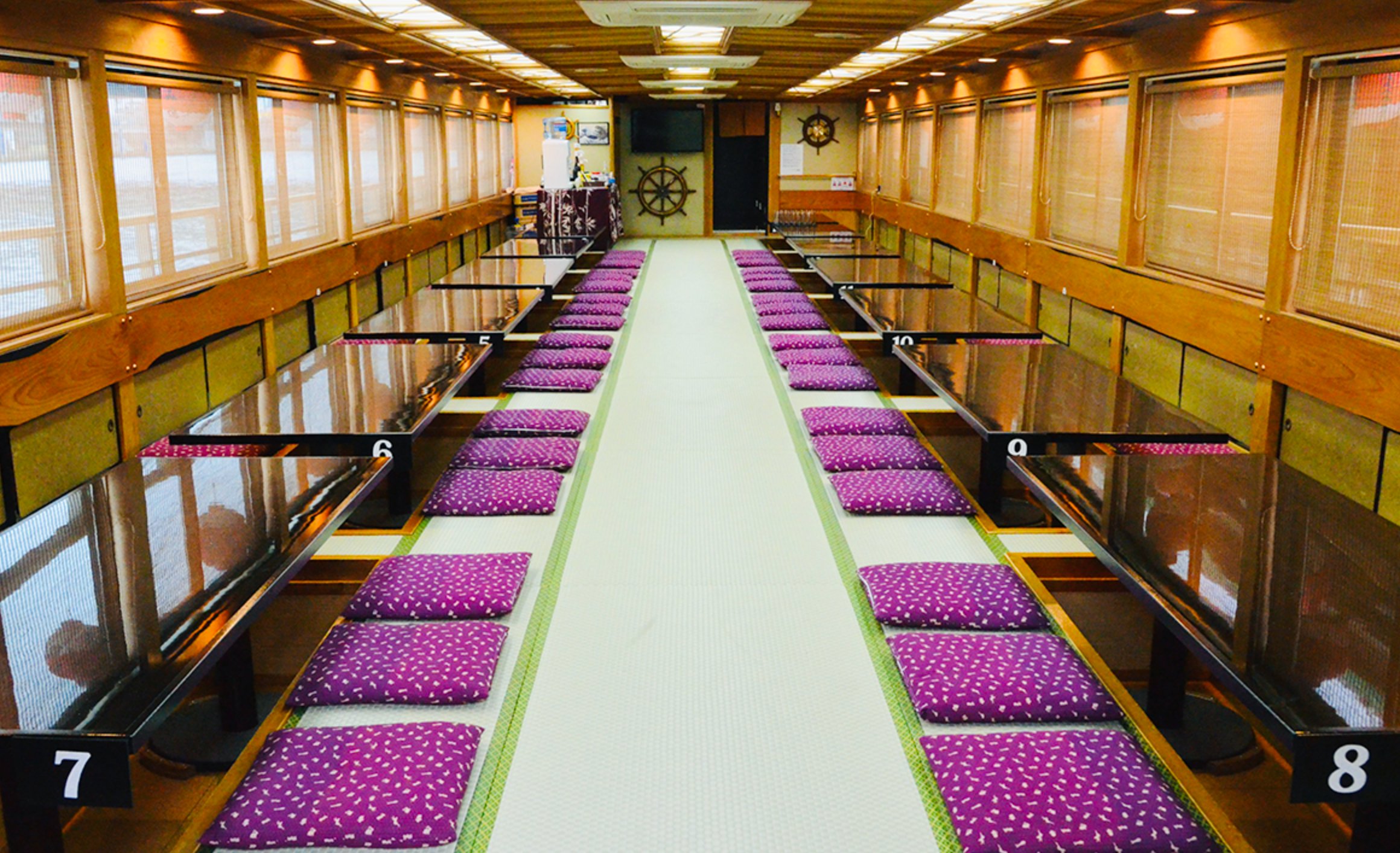 掘りごたつ船内